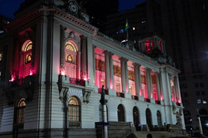 Outubro Rosa: Palácio Pedro Ernesto ganha iluminação especial para conscientizar a população sobre o câncer de mama