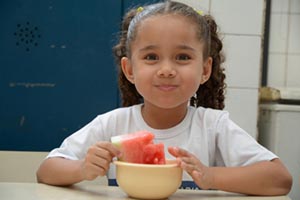 Alimentos ultraprocessados serão proibidos em escolas do Rio