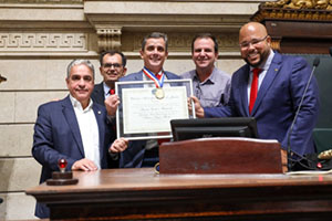 Prefeito de Maricá recebe a Medalha Pedro Ernesto