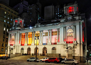 Palácio Pedro Ernesto é iluminado pelo dia do orgulho LGBTQIA+