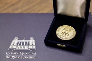 Autoridades do Rio de Janeiro recebem a Medalha Comemorativa do Centenário do Palácio Pedro Ernesto